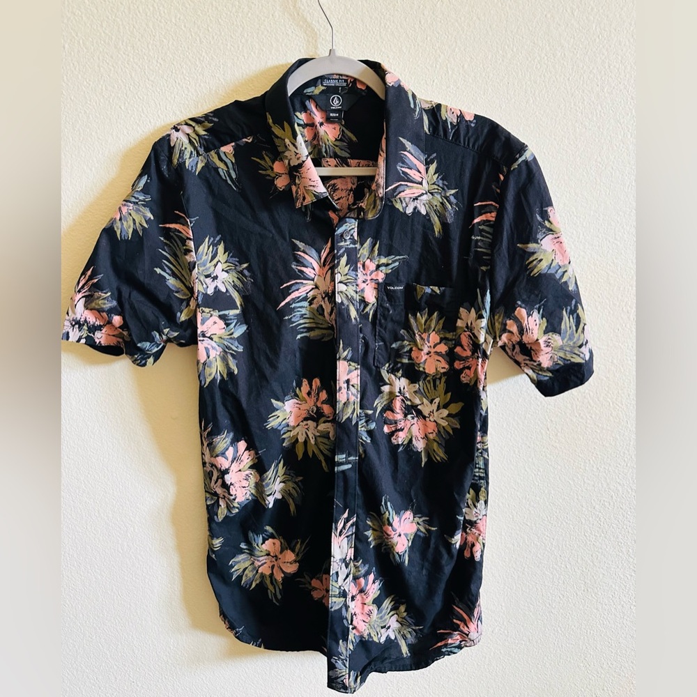 Volcom Men’s size Medium Button Up